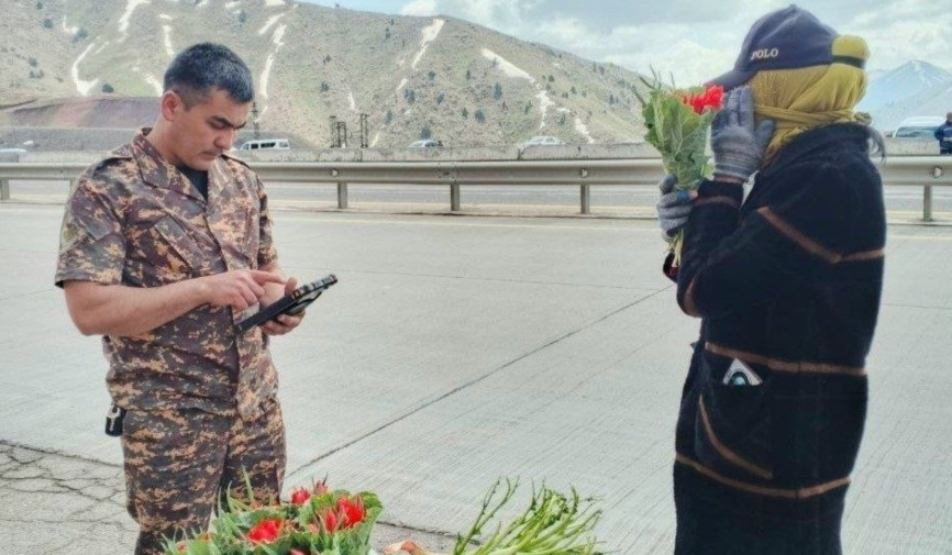 Ijtimoiy tarmoqlarda lolaqizg’aldoqlarga shikast yetkazgancha keng dalada qo’shiq aytilayotgani va mashinada gullarni payxon qilinayotgani aks etgan videolar tarqaldi.