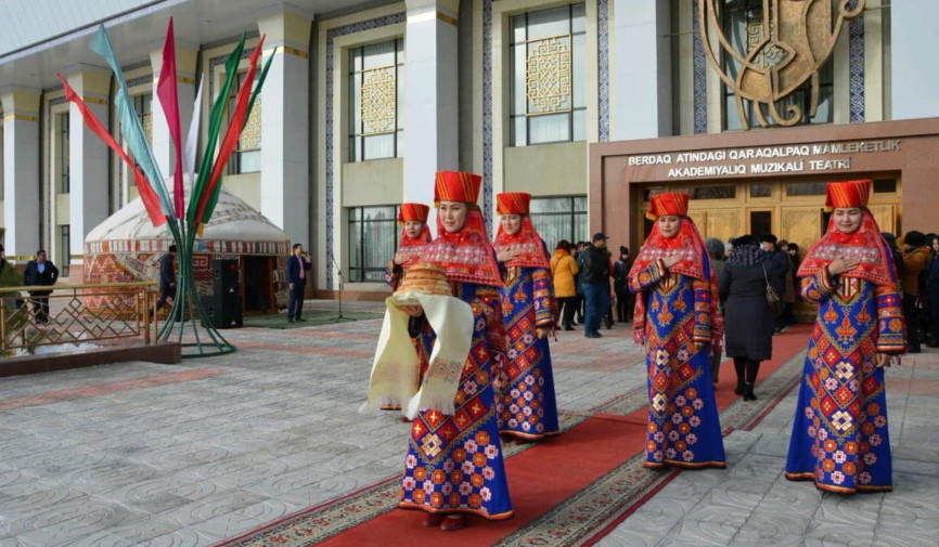 Maqolamiz Qoraqalpog‘iston Respublikasi, Shomanay tumani 2006-yilda tug‘ilgan Aynura Erejepbaeva haqida. Aynura yoshligidanoq o‘zining iste’dodi va mehnatsevarligi bilan tanilgan. Uning sabr-toqati va fidoyiligi uni dunyodagi mashhur yoshlar qatoriga olib chiqdi. Aynuraning kashtachilik yo‘lidagi sayohati 4-sinfda boshlangan va u shu kungacha bu hunarga ishtiyoq bilan shug‘ullanib kelmoqda.