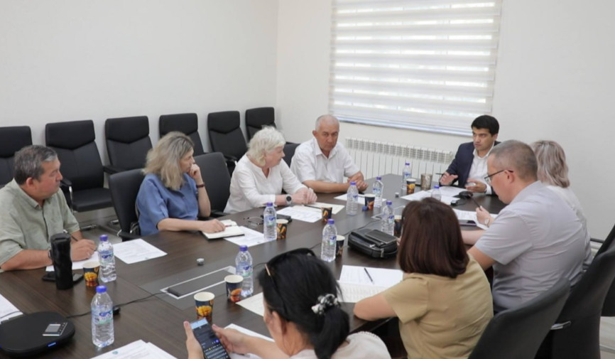 Chiqindilarni boshqarish va sirkulyar iqtisodiyotni rivojlantirish agentligida Ekologiya va iqlim o‘zgarishi milliy qo‘mitasi huzuridagi Jamoatchilik kengashining navbatdagi yig‘ilishi bo‘lib o‘tdi. Unda Agentlik faoliyati yakunlari sarhisob qilinib, chiqindilarni boshqarish tizimini takomillashtirish, sirkulyar iqtisodiyot tamoyillarini keng joriy etish hamda aholining ekologik madaniyatini yuksaltirishga qaratilgan qator tashabbus va loyihalar muhokama qilindi.
