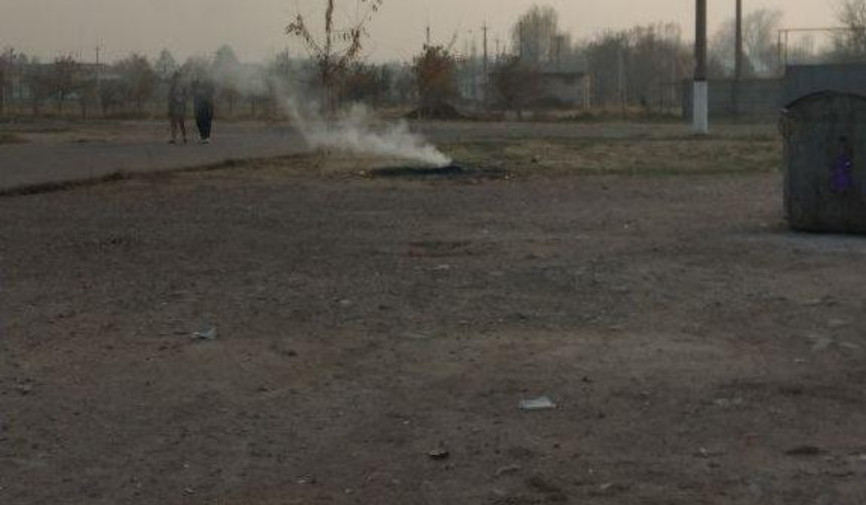 Ohangaron tumani, Evalyak qishlog‘i aholisi tomonidan kanalimizga muntazam ravishda ekologik muammolar haqida murojaatlar kelmoqda. Fuqarolarning ta’kidlashicha, qishloqda har kuni ertalab, kunduzi va kechqurun chiqindilar yoqiladi. Bu esa nafas olishni qiyinlashtirib, atrof-muhitga jiddiy zarar yetkazmoqda.