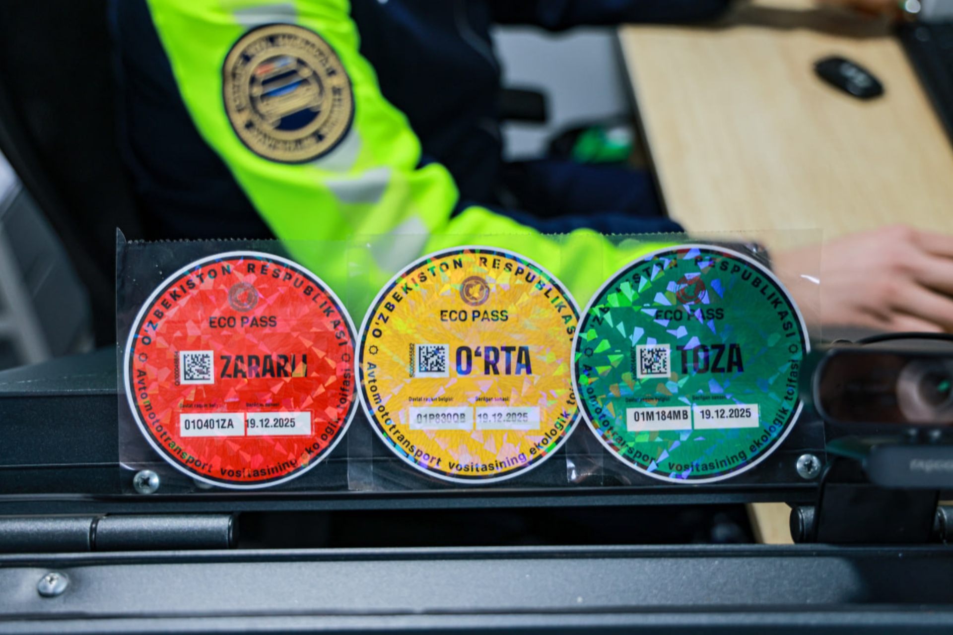 O‘zbekistonda avtomobillar uchun ekologik stikerlar — bepul va ixtiyoriy