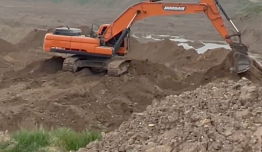 Qashqadaryo viloyati G‘uzor tumaniga qarashli Cho‘michli qishlog‘ida noqonuniy qazish ishlari olib borilayotgani haqida xabarlar tarqalmoqda. Mazkur holat hudud aholisi orasida jiddiy xavotir uyg‘otmoqda.